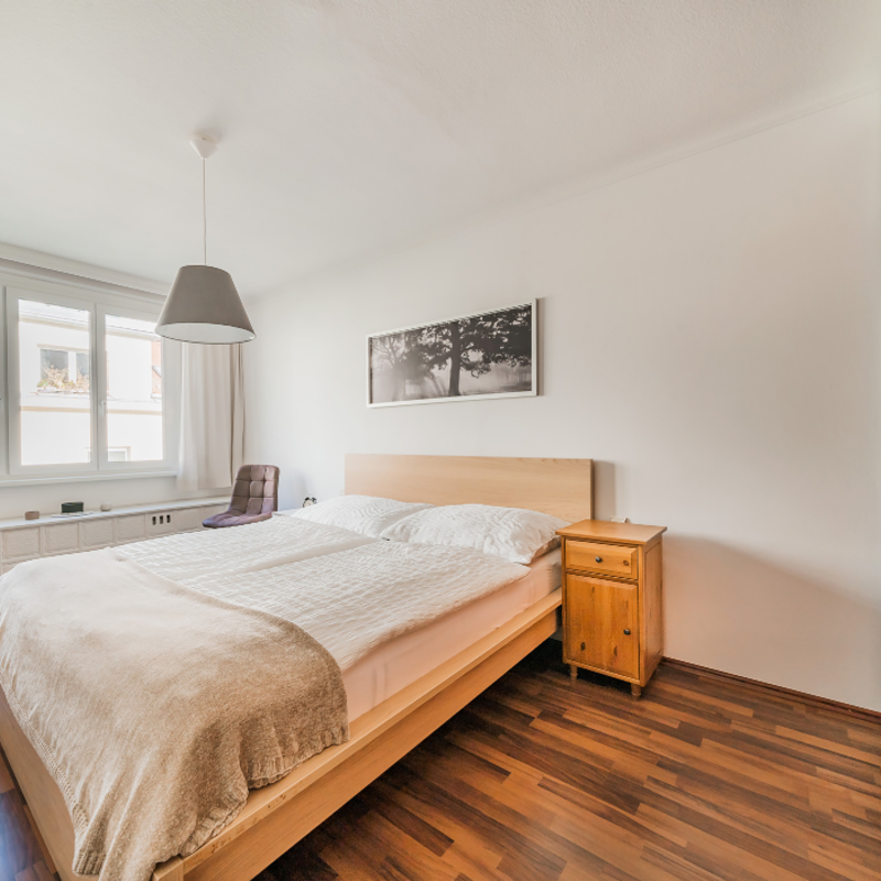 Schlafzimmer 1 mit Doppelbett und Schrank