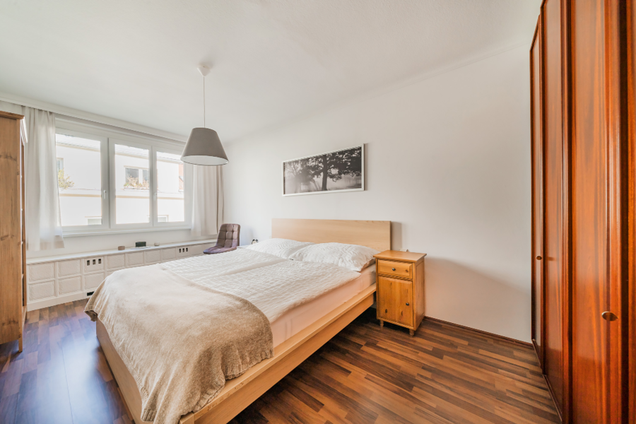 Schlafzimmer 1 mit Doppelbett und Schrank