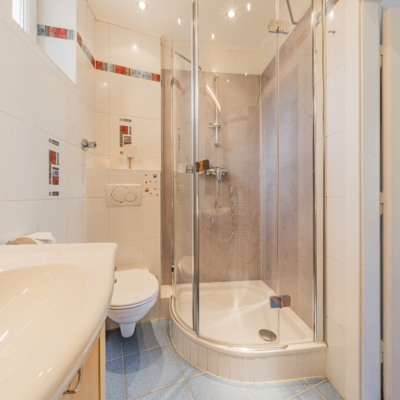 Badezimmer mit Dusche und WC