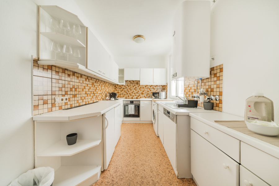 Küche vollausgestattet mit Waschmaschine