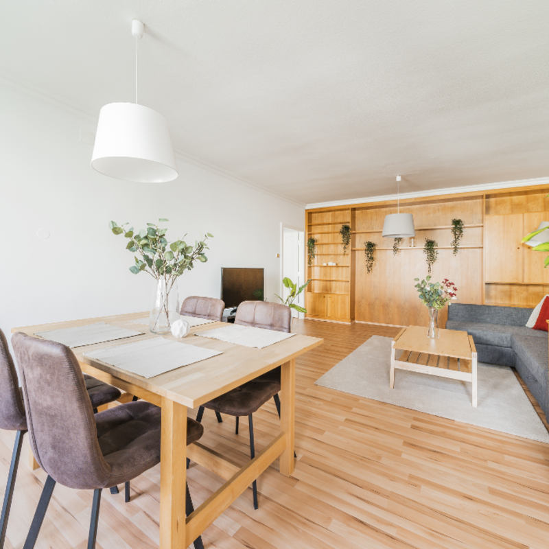 Wohn- und Essbereich mit Schlafsofa und Smart TV