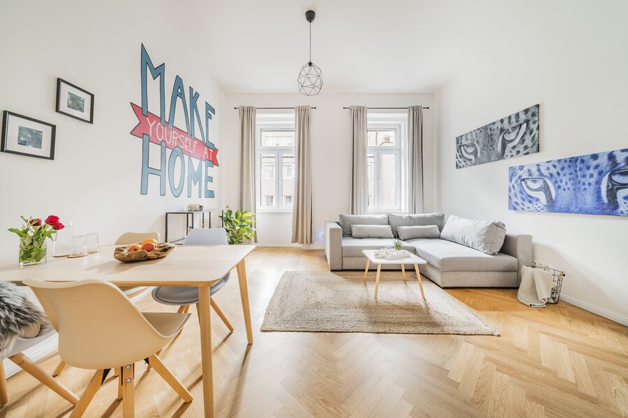 Gemütliches Wohnzimmer mit Schlafcouch und Smart TV