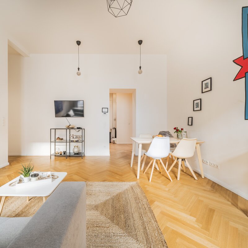 Wohn- und Essbereich mit Schlafsofa und Smart TV