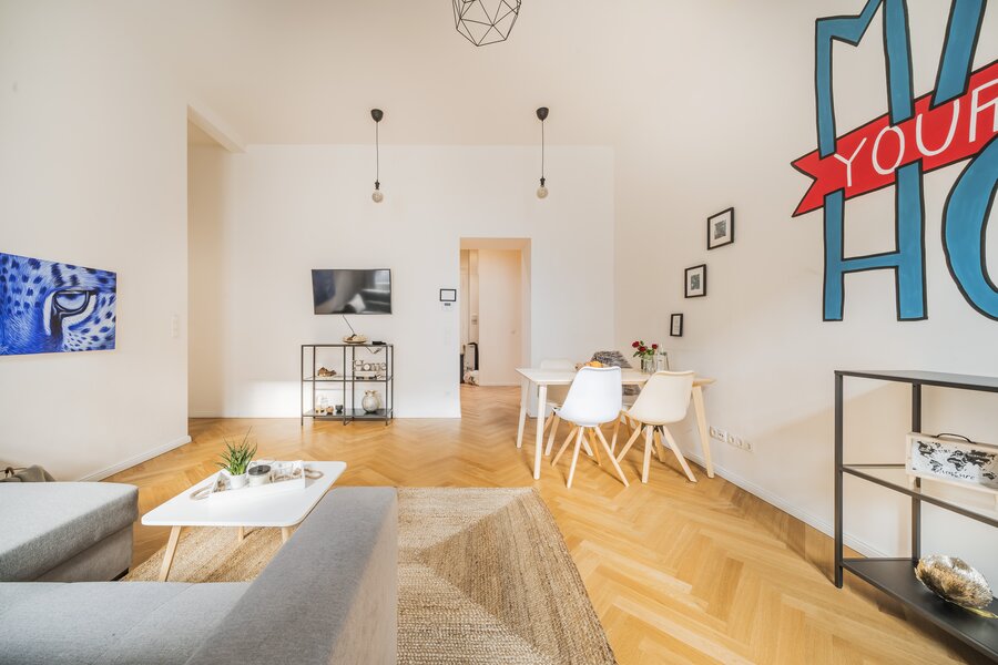 Wohn- und Essbereich mit Schlafsofa und Smart TV