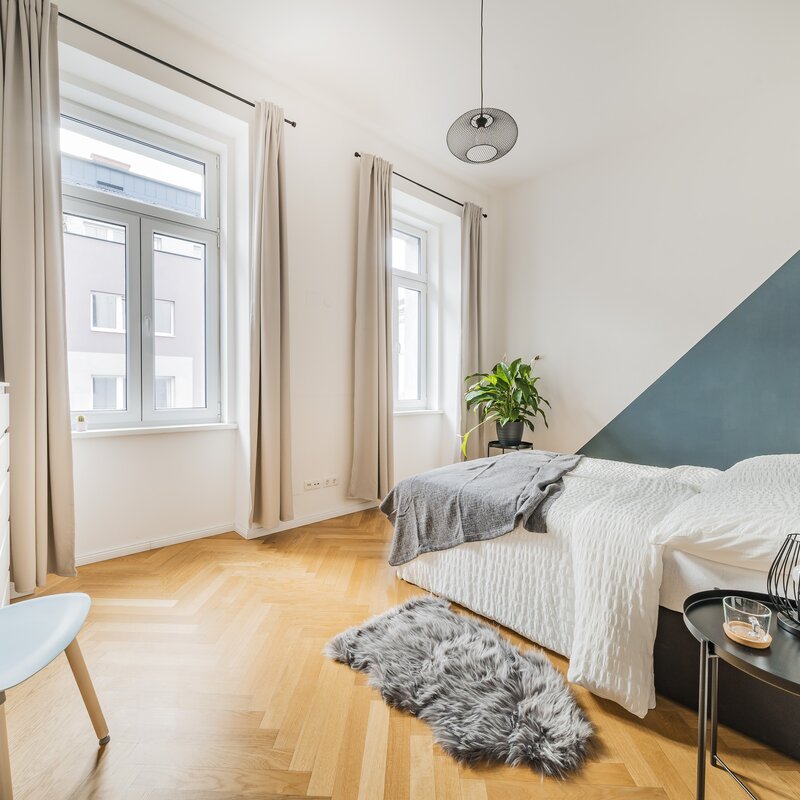 Schlafzimmer 1 mit Bett und Schrank