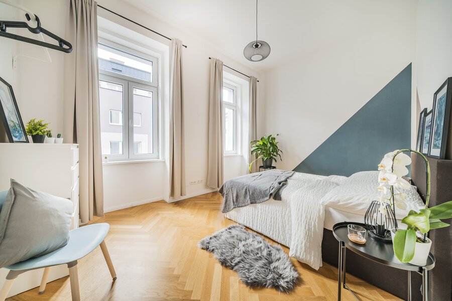 Schlafzimmer 1 mit Bett und Schrank