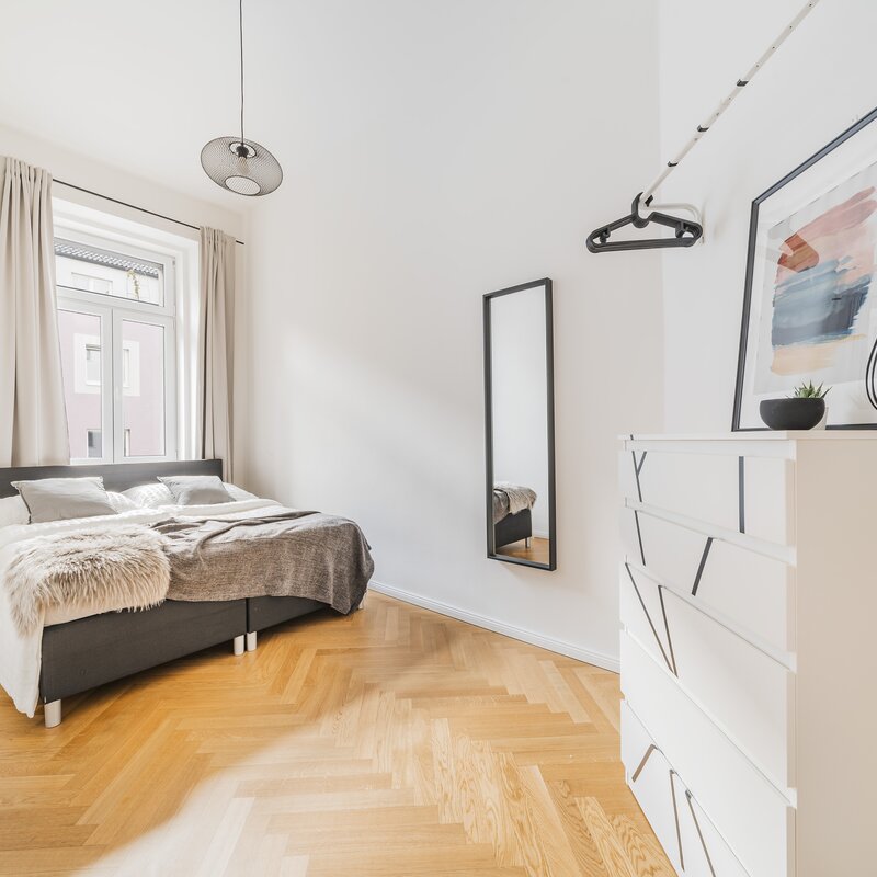 Schlafzimmer 2 mit Bett und Schrank