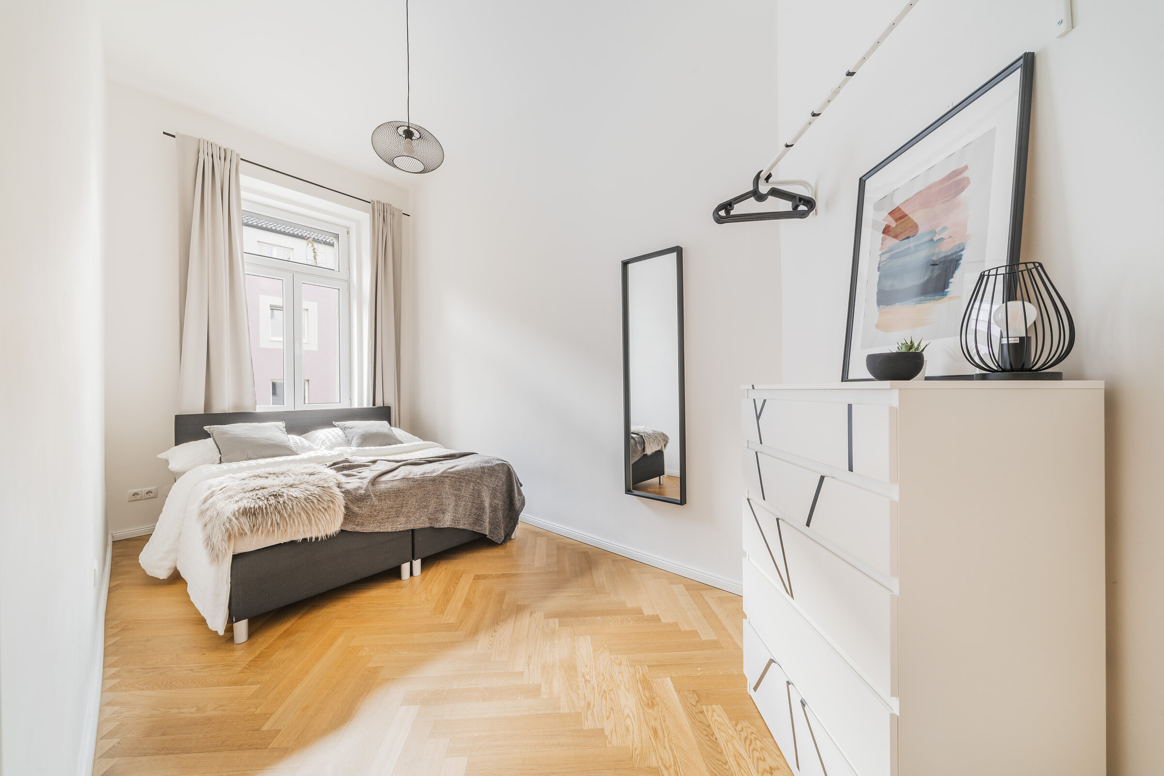 Schlafzimmer 2 mit Bett und Schrank