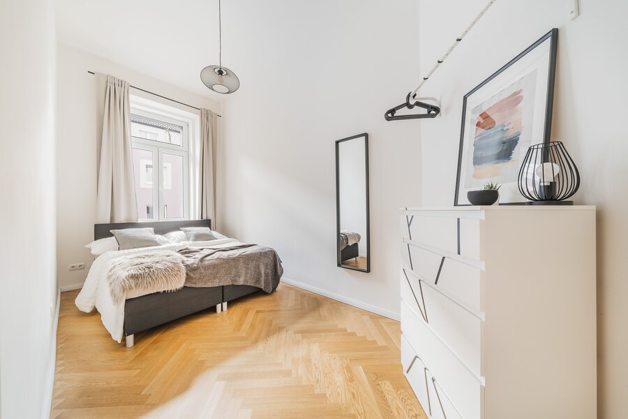 Schlafzimmer 2 mit Bett und Schrank