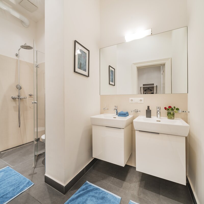 Badezimmer 1 mit Dusche und WC