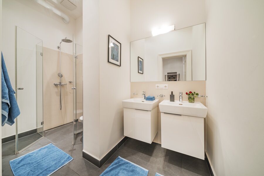 Badezimmer 1 mit Dusche und WC