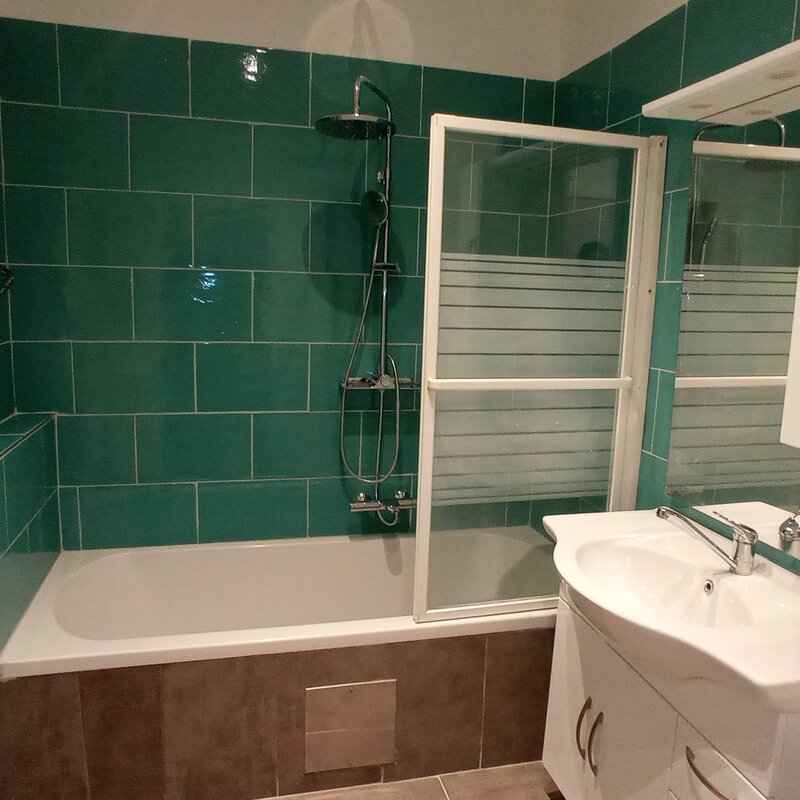 Badewanne, Mehrfachdusche, Waschtisch