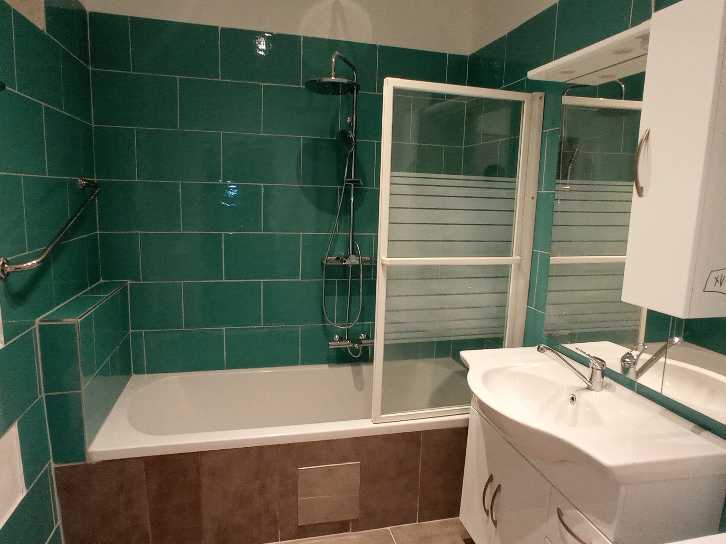 Badewanne, Mehrfachdusche, Waschtisch