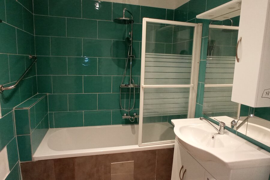 Badewanne, Mehrfachdusche, Waschtisch