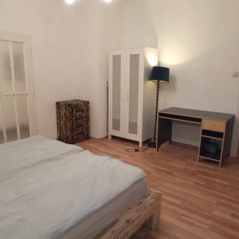 Schreibtisch, Kleiderschrank, Kommode