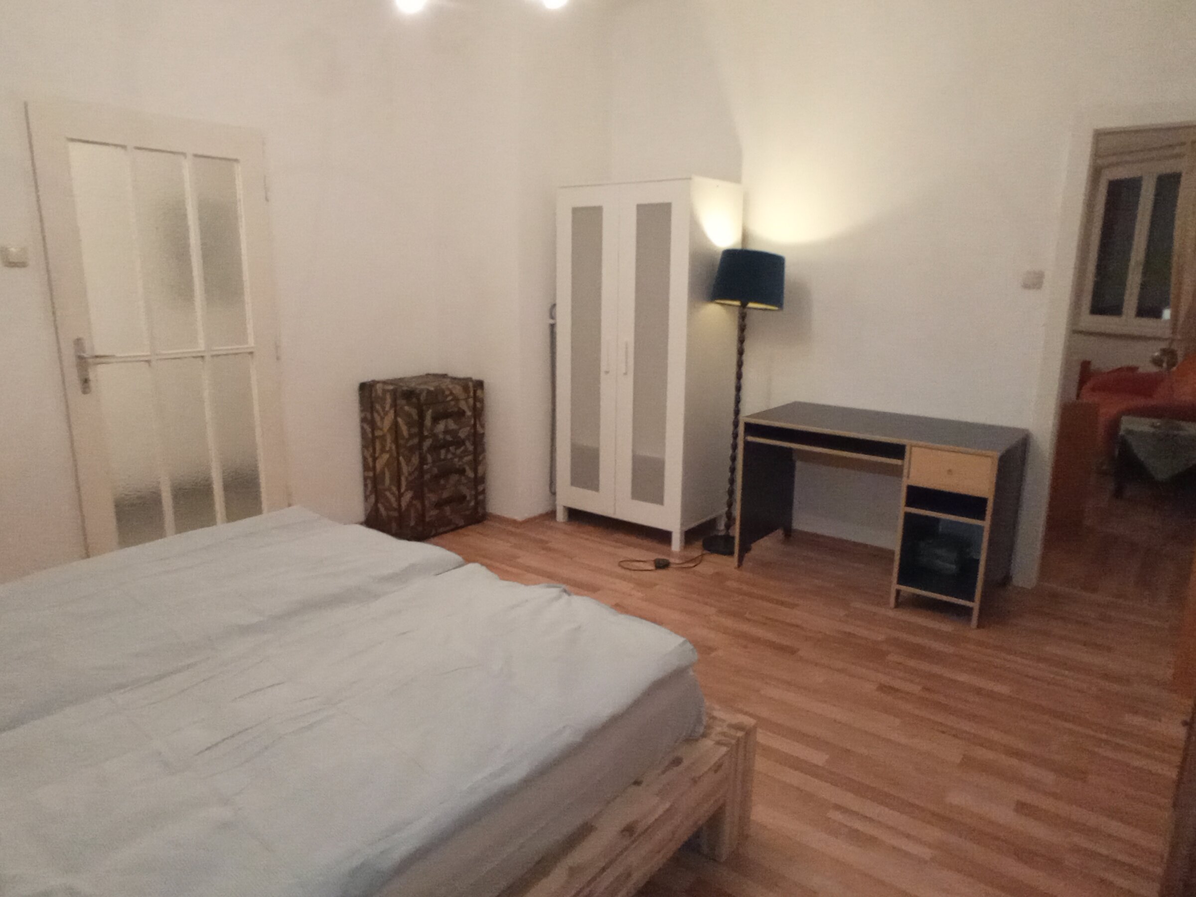 Schreibtisch, Kleiderschrank, Kommode