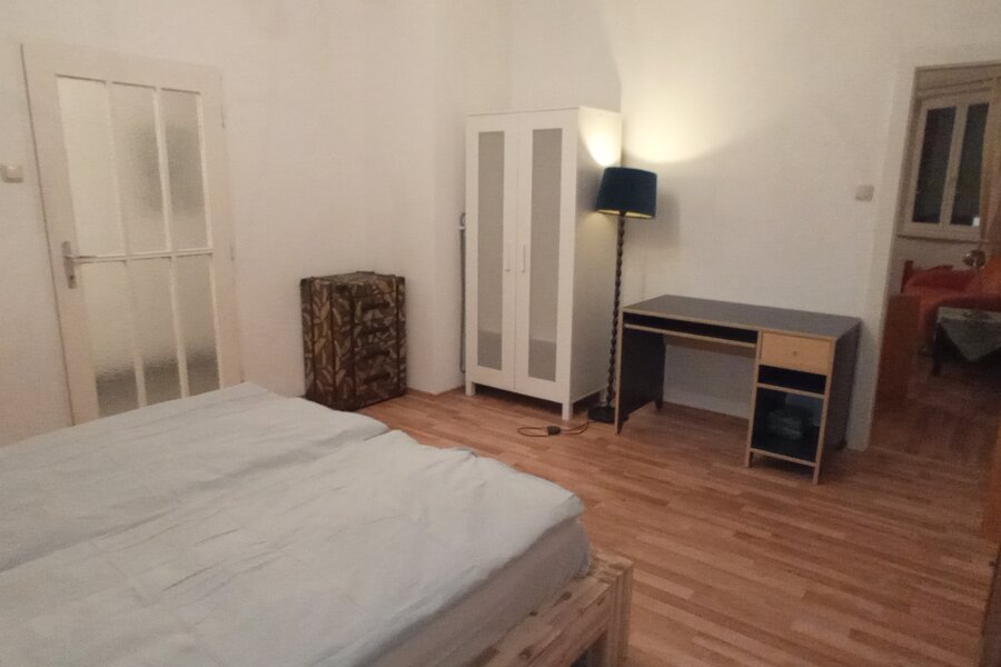 Schreibtisch, Kleiderschrank, Kommode