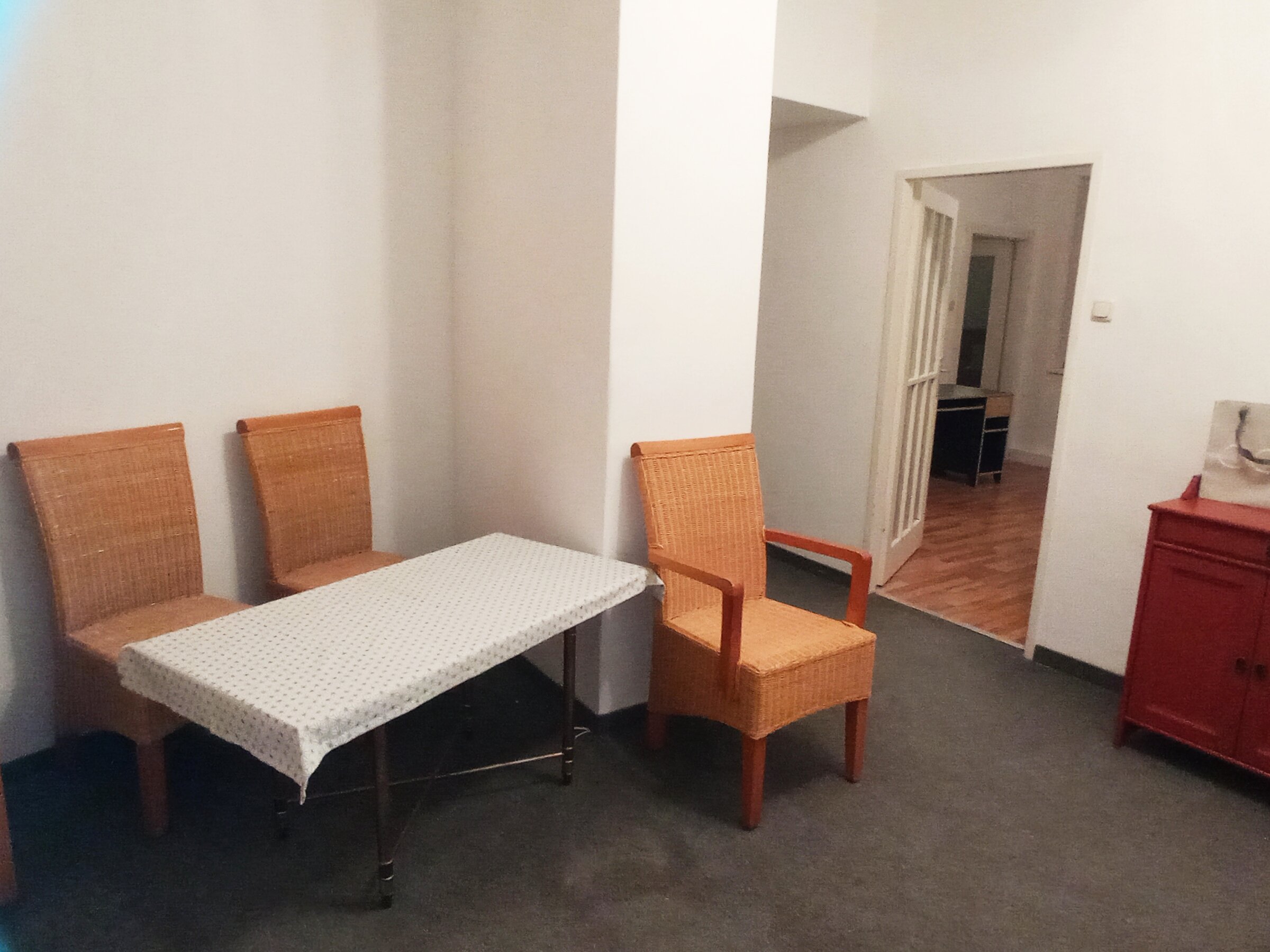 2. Esstisch im Vorzimmer