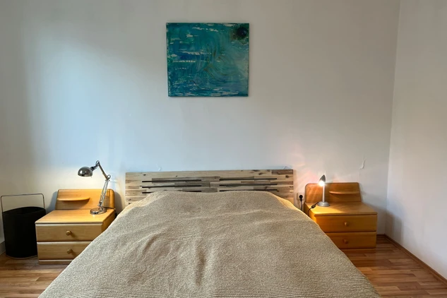 Doppelbett mit Nachttischen