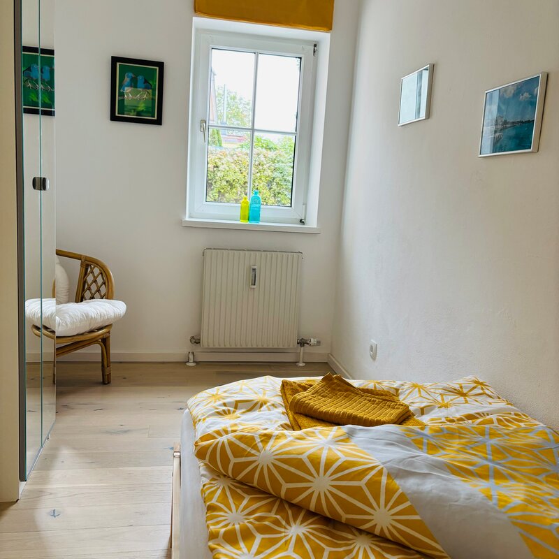 Schlafzimmer mit 1 Bett