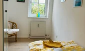 Schlafzimmer mit 1 Bett