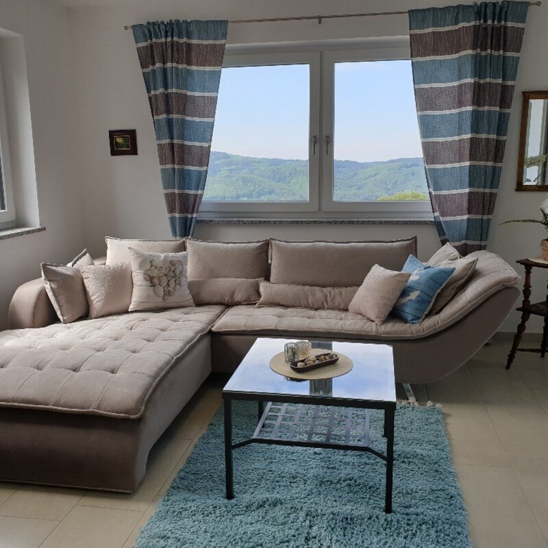 Helles Wohnzimmer mit Bergpanorama – 4-Zimmer-Wohnung, Kurzzeitmiete & Wohnen auf Zeit für 1 bis 6 Monate, Pöstlingberg