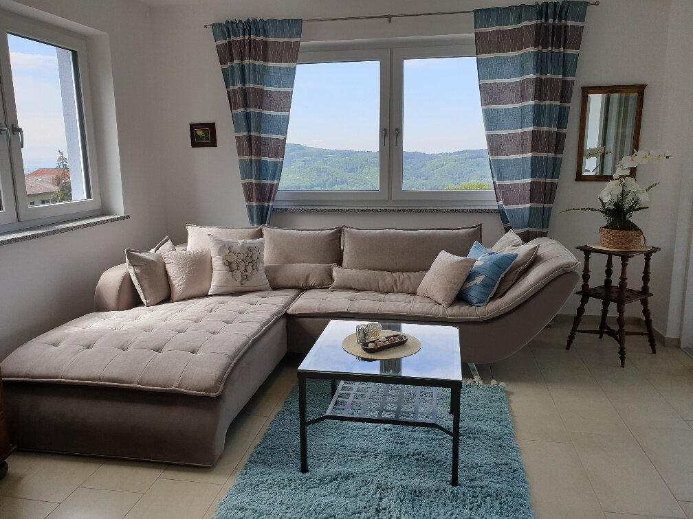 Helles Wohnzimmer mit Bergpanorama – 4-Zimmer-Wohnung, Kurzzeitmiete & Wohnen auf Zeit für 1 bis 6 Monate, Pöstlingberg