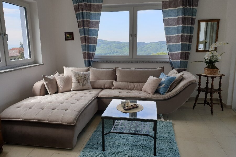 Helles Wohnzimmer mit Bergpanorama – 4-Zimmer-Wohnung, Kurzzeitmiete & Wohnen auf Zeit für 1 bis 6 Monate, Pöstlingberg