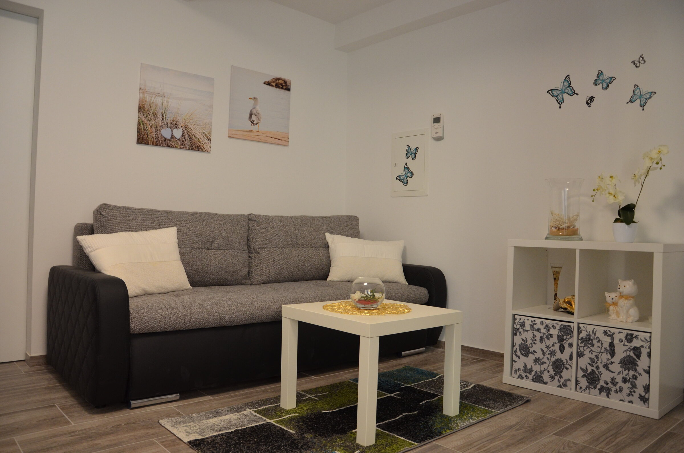 Helles Wohnzimmer mit Schlafsofa & Stauraum – 1-Zimmer Apartment zur Kurzzeitmiete in Linz, Wohnen auf Zeit 1–6 Monate