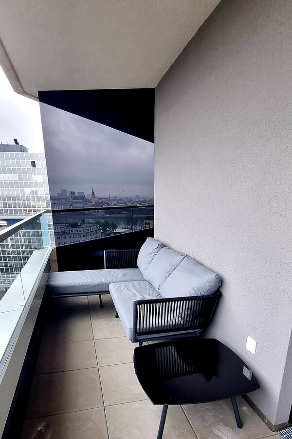 Mit gemütlicher Lounge