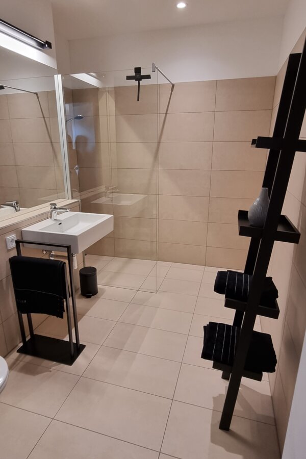 Großes Bad mit Walk in Dusche