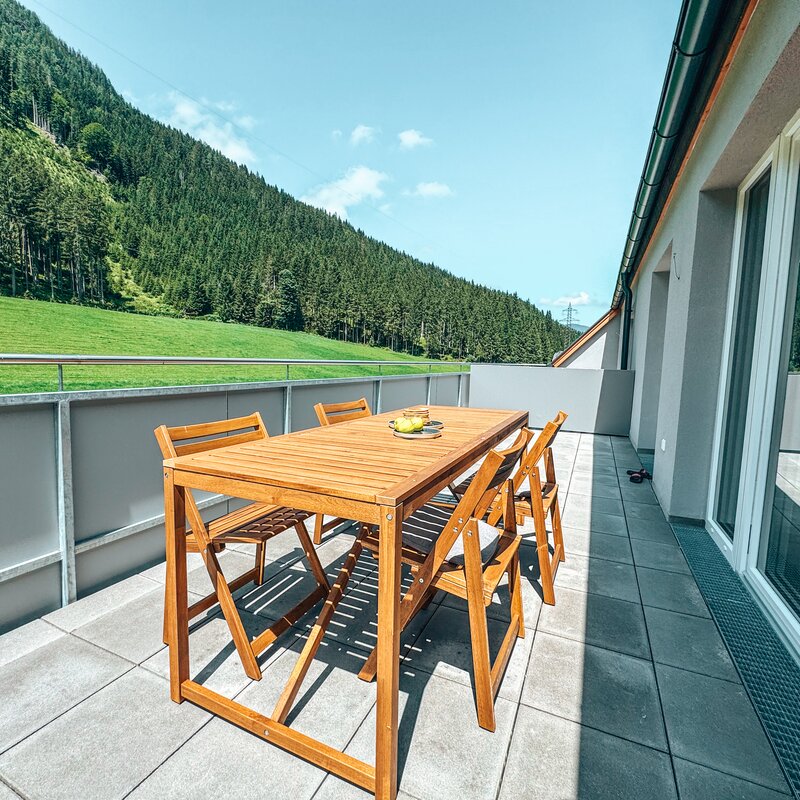 Sonnige Terrasse mit Holzmöbeln & Alpenpanorama – 2-Zimmer Wohnung, Kurzzeitmiete & Wohnen auf Zeit für 1 bis 6 Monate in Flachau