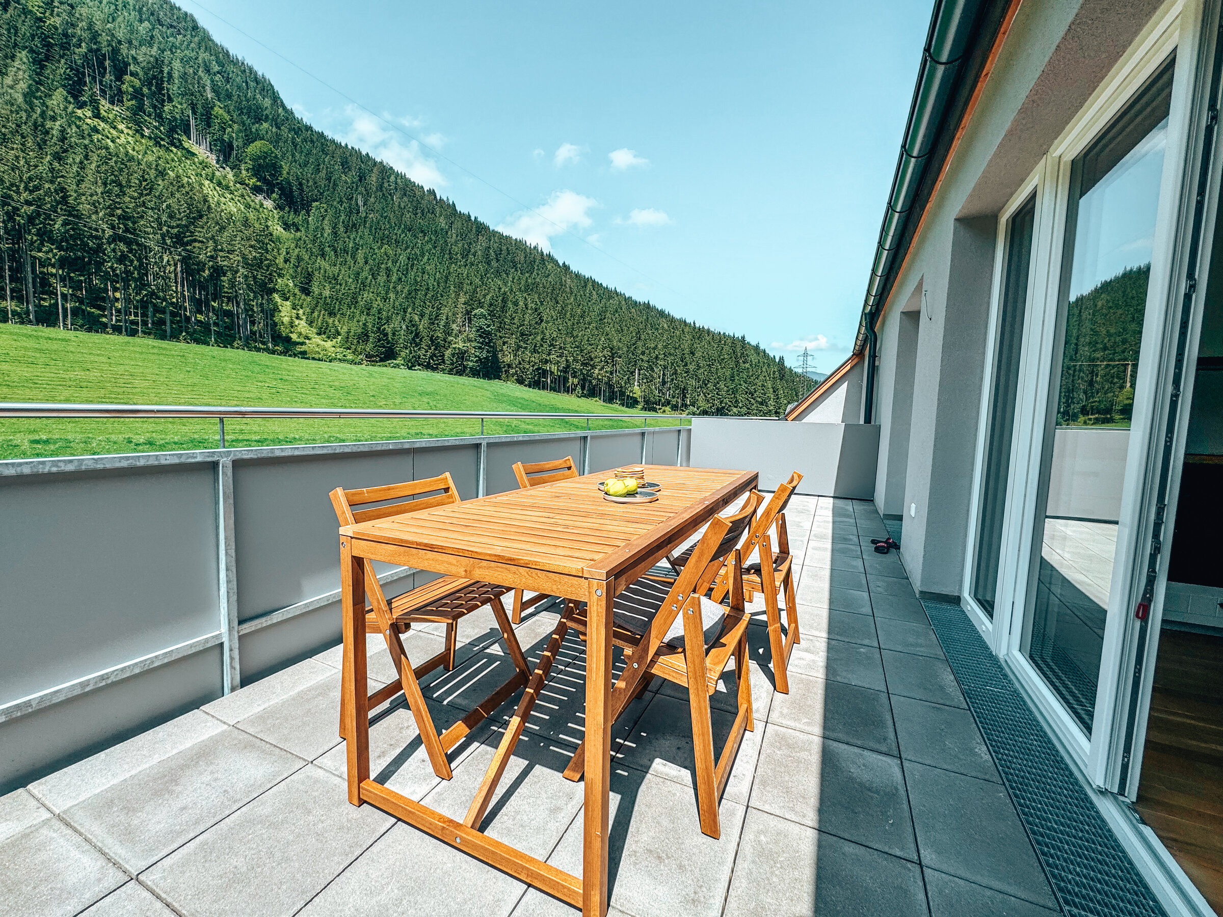 Sonnige Terrasse mit Holzmöbeln & Alpenpanorama – 2-Zimmer Wohnung, Kurzzeitmiete & Wohnen auf Zeit für 1 bis 6 Monate in Flachau