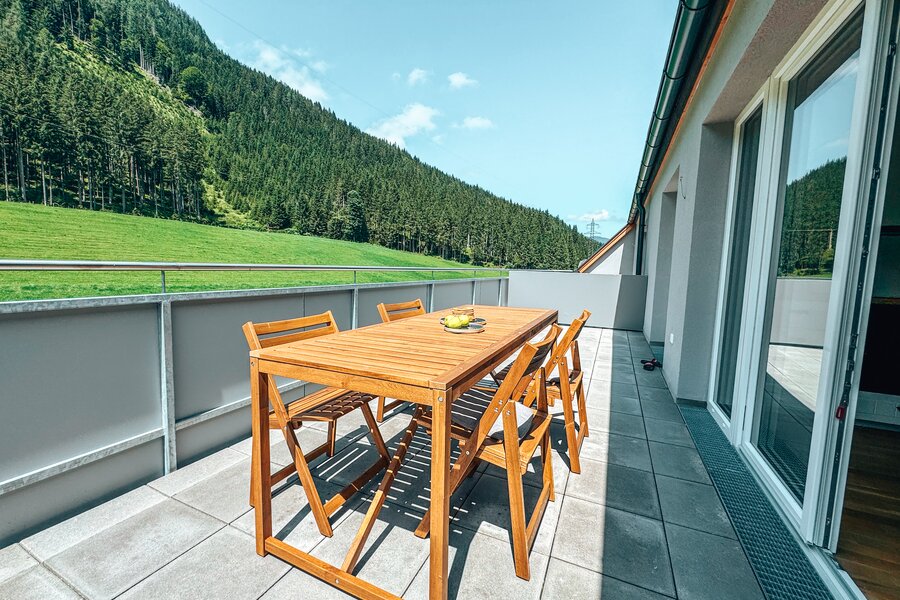 Sonnige Terrasse mit Holzmöbeln & Alpenpanorama – 2-Zimmer Wohnung, Kurzzeitmiete & Wohnen auf Zeit für 1 bis 6 Monate in Flachau