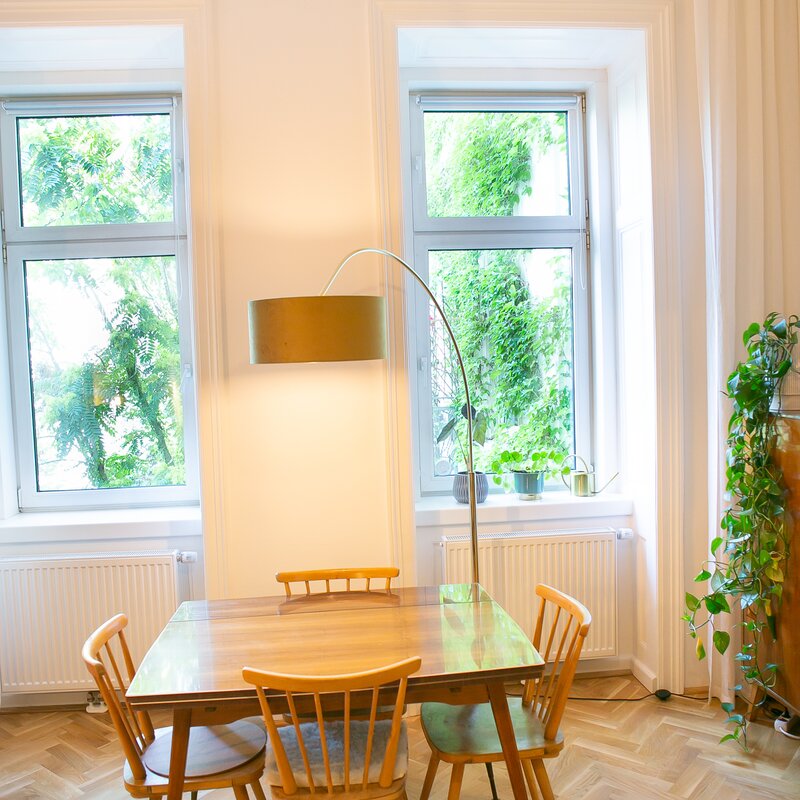 Wohn-Essbereich und Blick in den grünen Innenhof