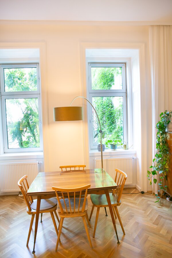 Wohn-Essbereich und Blick in den grünen Innenhof