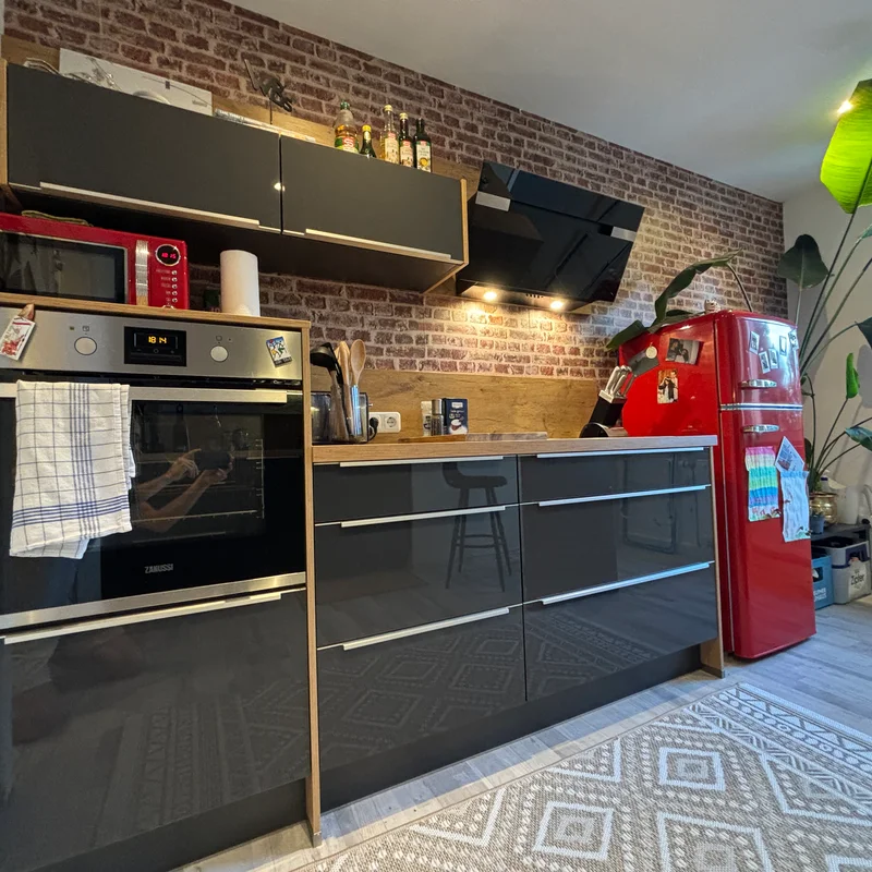 Küche (Kochbereich, Kühlschrank)