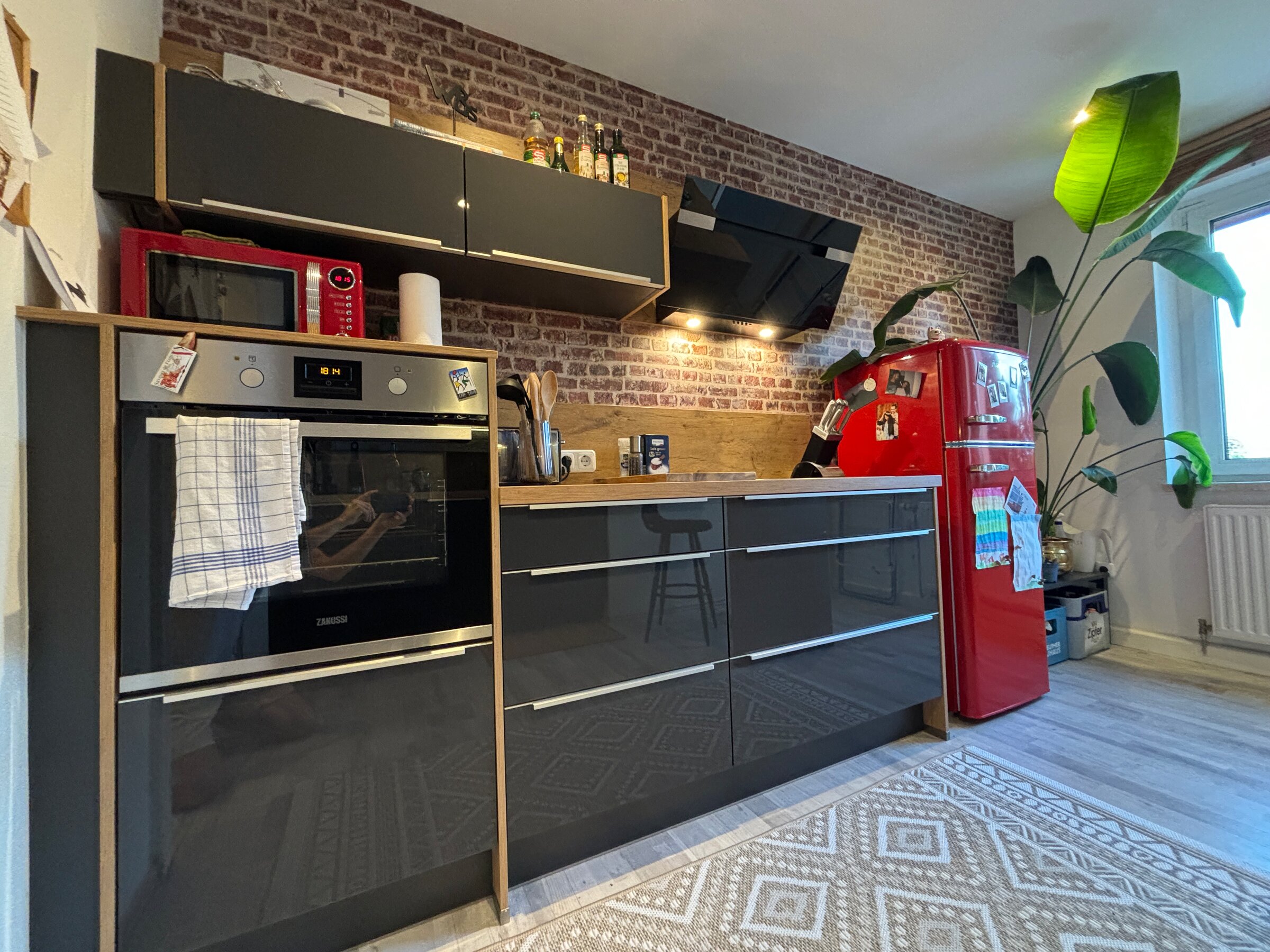 Küche (Kochbereich, Kühlschrank)