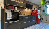 Küche (Kochbereich, Kühlschrank)