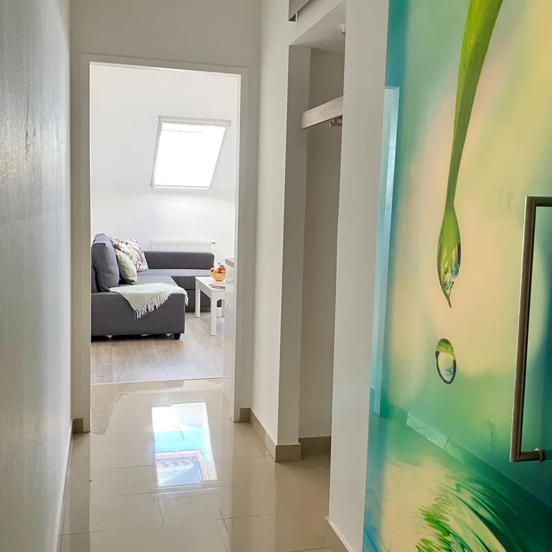 mit Gaderobe und Zugänge zu WC und Bad