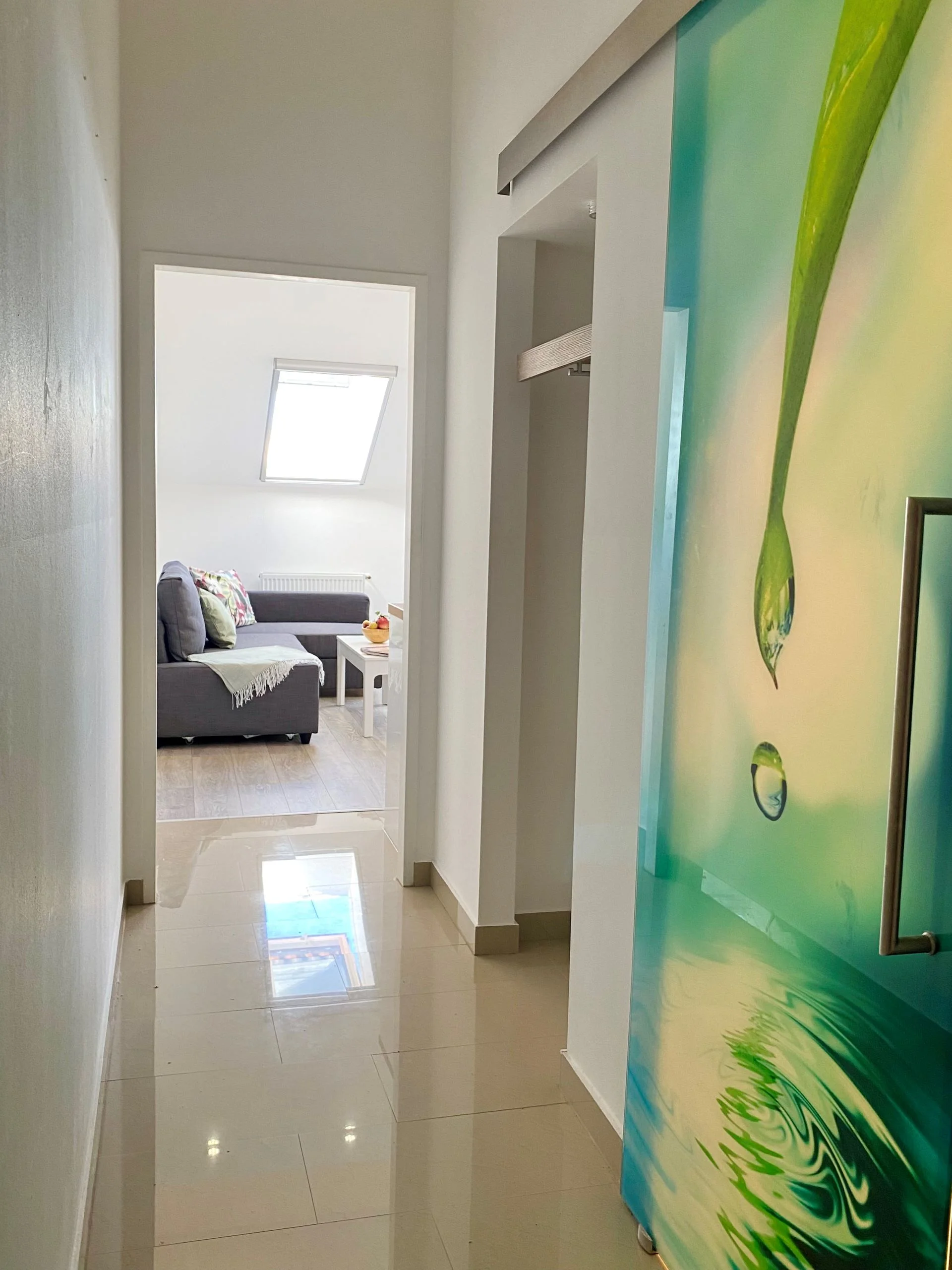 mit Gaderobe und Zugänge zu WC und Bad