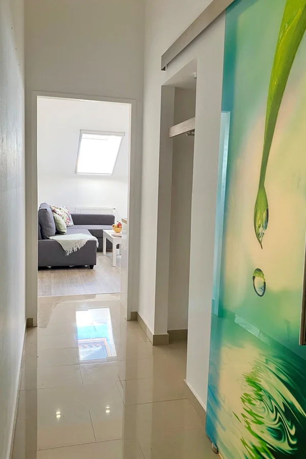 mit Gaderobe und Zugänge zu WC und Bad