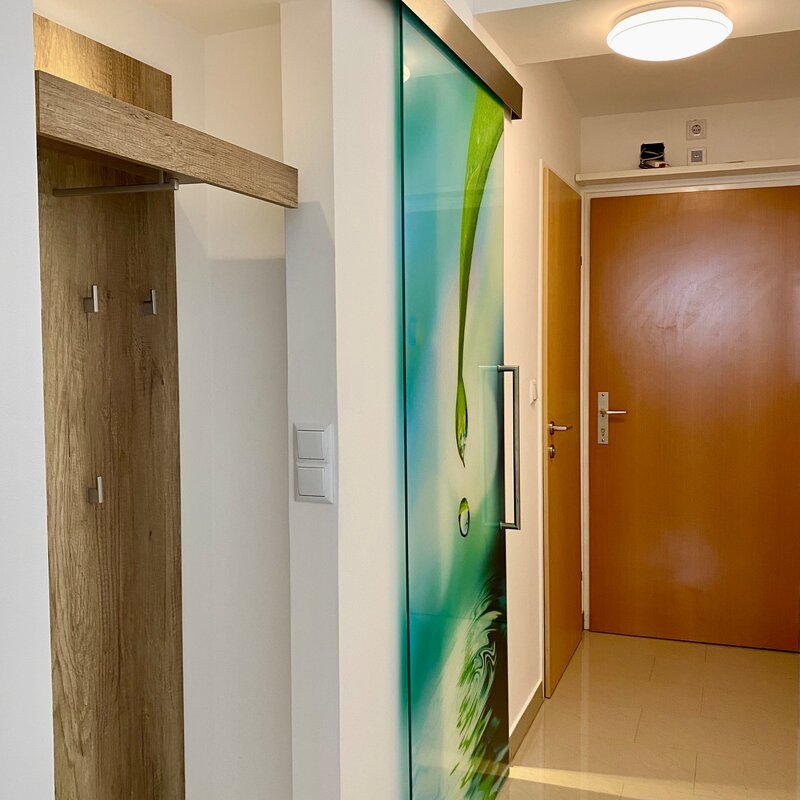 Blick vom Wohnraum zur Eingangstür