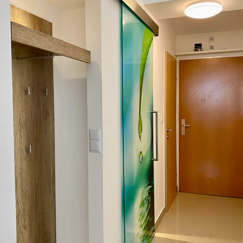 Blick vom Wohnraum zur Eingangstür