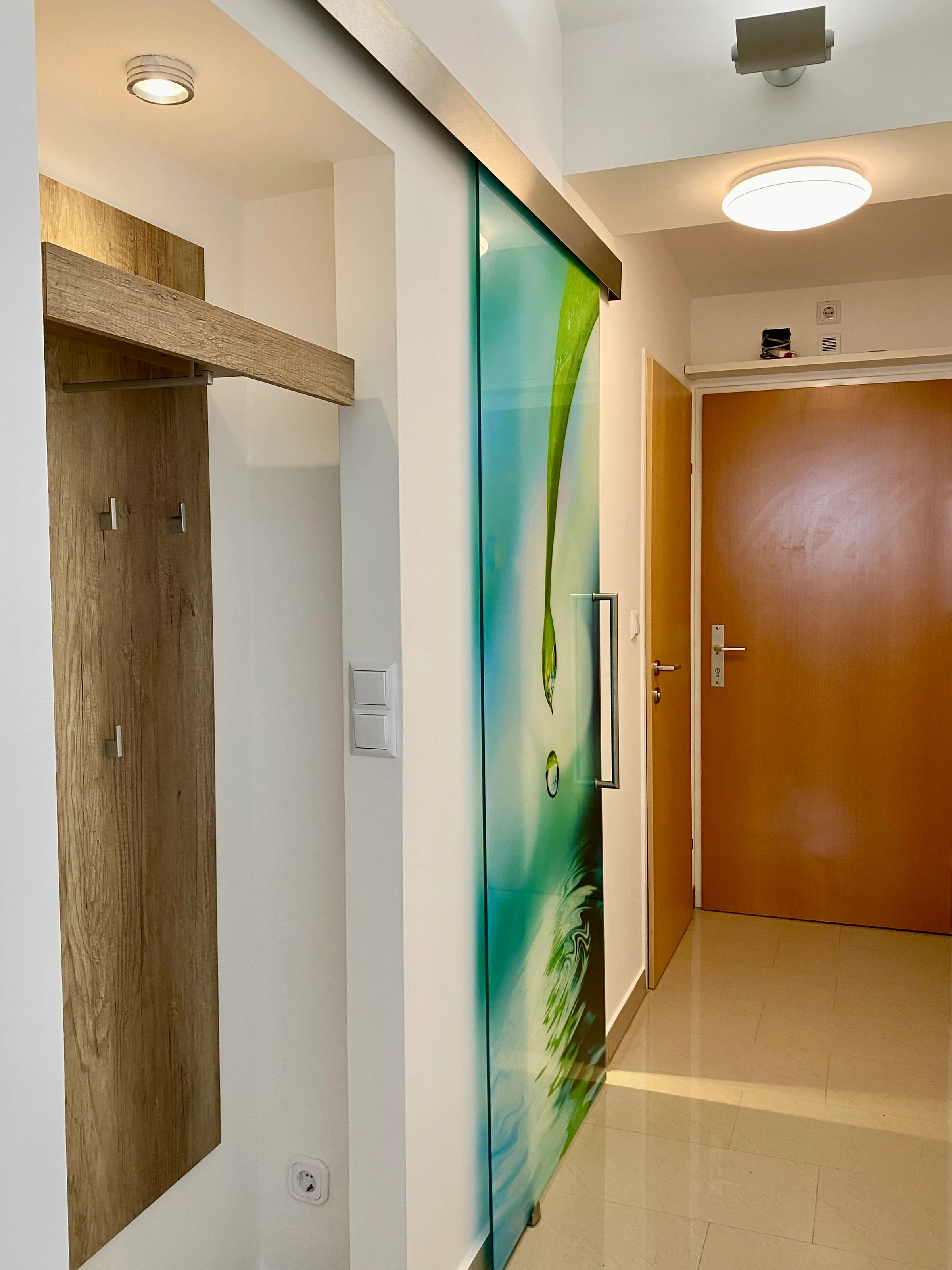 Blick vom Wohnraum zur Eingangstür