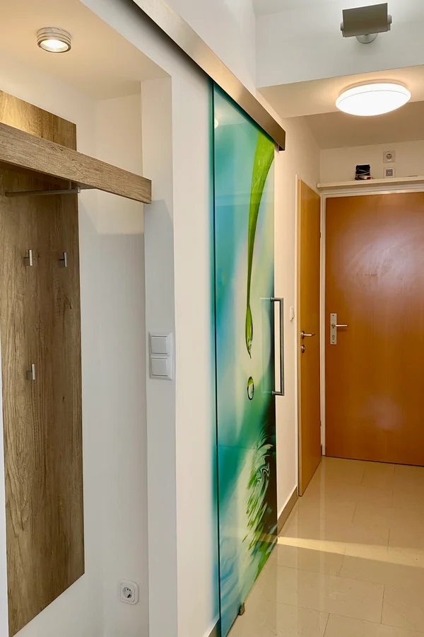 Blick vom Wohnraum zur Eingangstür