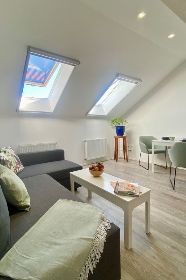 mit ausziehbarer Couch (für 2 Personen, Liegefläche 140x200cm)