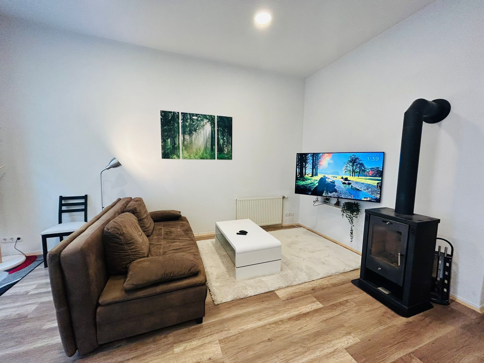 Helles Wohnzimmer mit Kaminofen & TV – 2-Zimmer Wohnung zur Kurzzeitmiete, Wohnen auf Zeit 1 bis 6 Monate, Wien