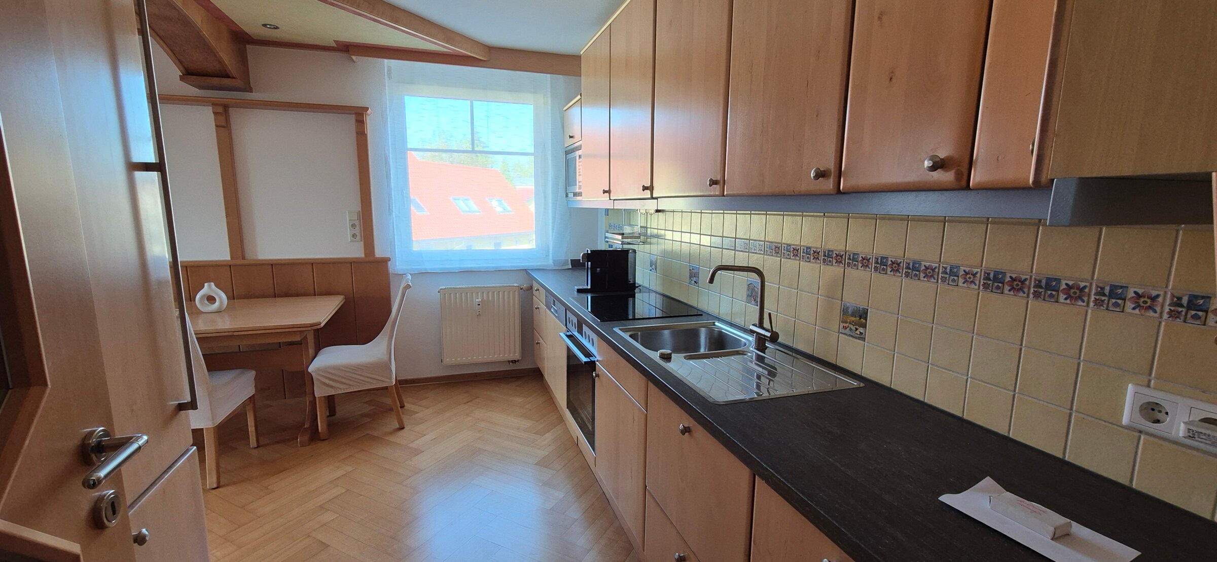 Helle Wohnküche mit Essbereich – 3-Zimmer-Wohnung zur Kurzzeitmiete & Wohnen auf Zeit für 1 bis 6 Monate in Seekirchen