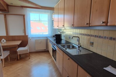 Helle Wohnküche mit Essbereich – 3-Zimmer-Wohnung zur Kurzzeitmiete & Wohnen auf Zeit für 1 bis 6 Monate in Seekirchen